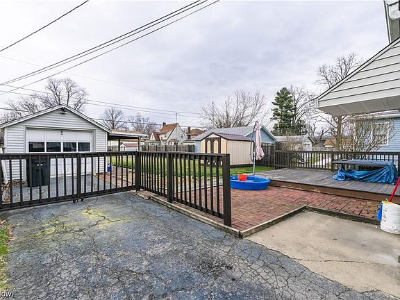 3rd image of 800 Oak Knoll Ave SE