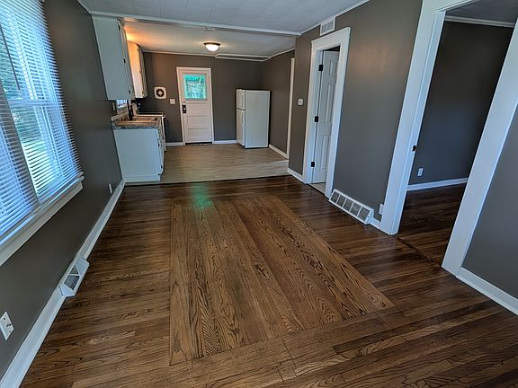 3rd image of 413 E Cherry St