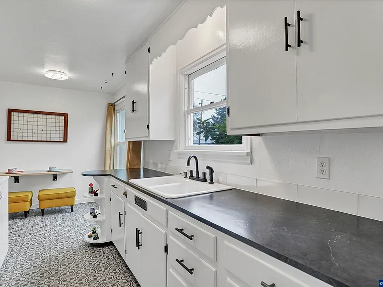 1025 22nd St NE — Photo 5