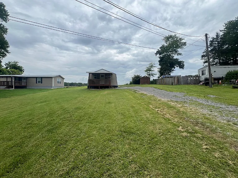 1043 Ross Ln — Photo 3