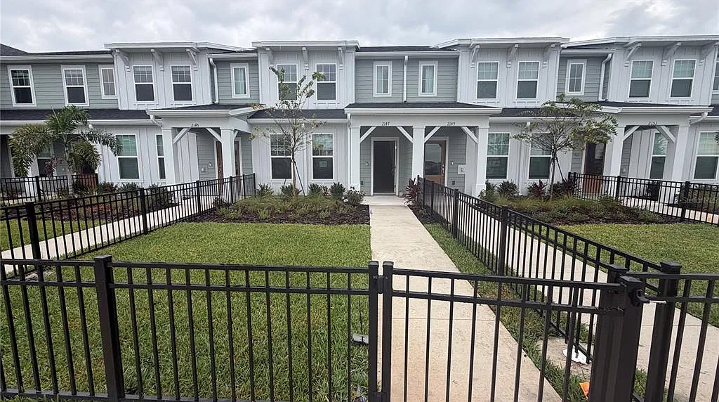 3 bed, 2.5 bath, 1683 sqft, $2,400 — Photo 1