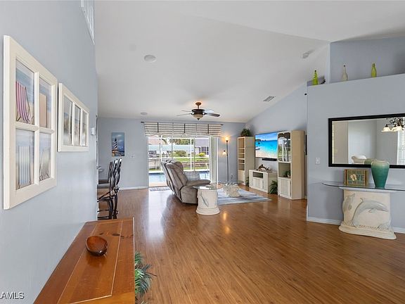 4th image of 608 SW 43rd Ter