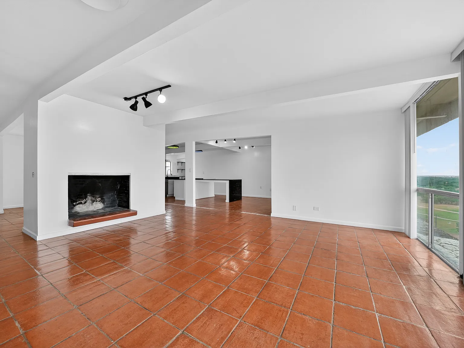 Four Oaks Apartments — Photo 3