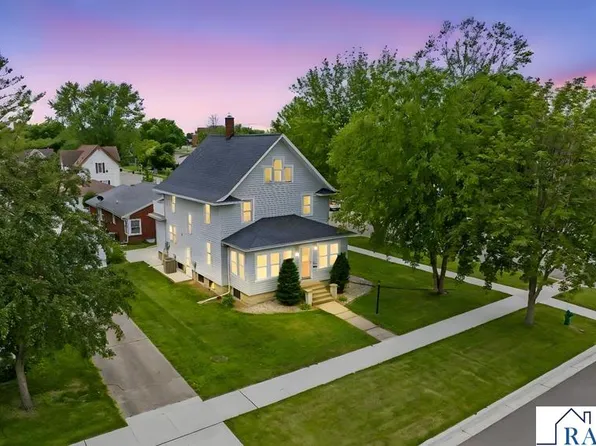 306 E 3rd St, Blue Earth, MN 56013