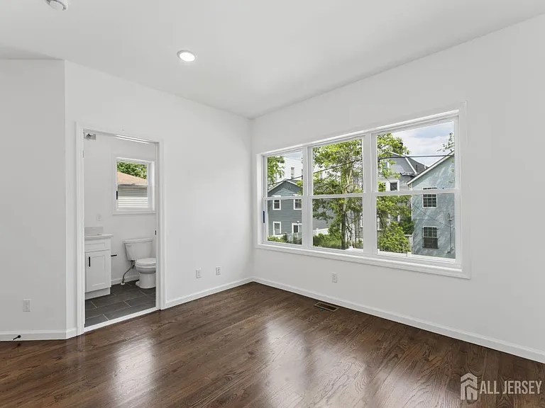 910 Bergen St #1 — Photo 7