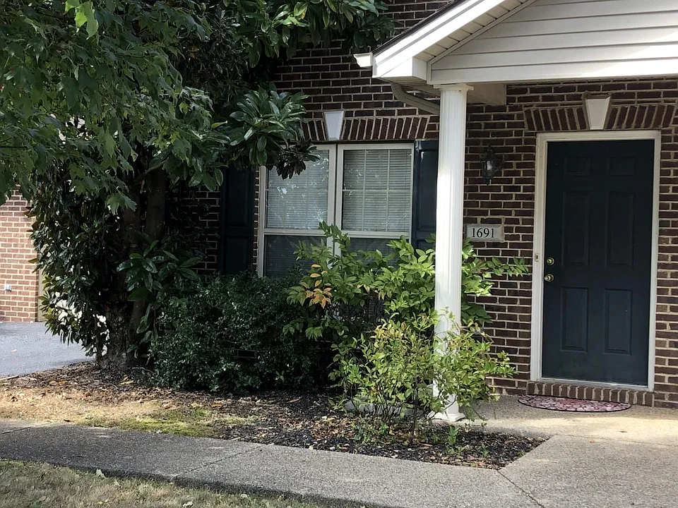 New condition townhouse w new living room flooring. Great location corner of Oak hill Road and the 914 by pass. All brick structure