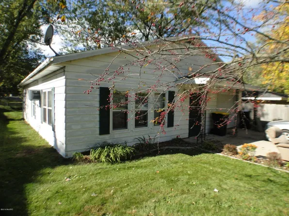 304 Hillview Ave, Buchanan, MI 49107