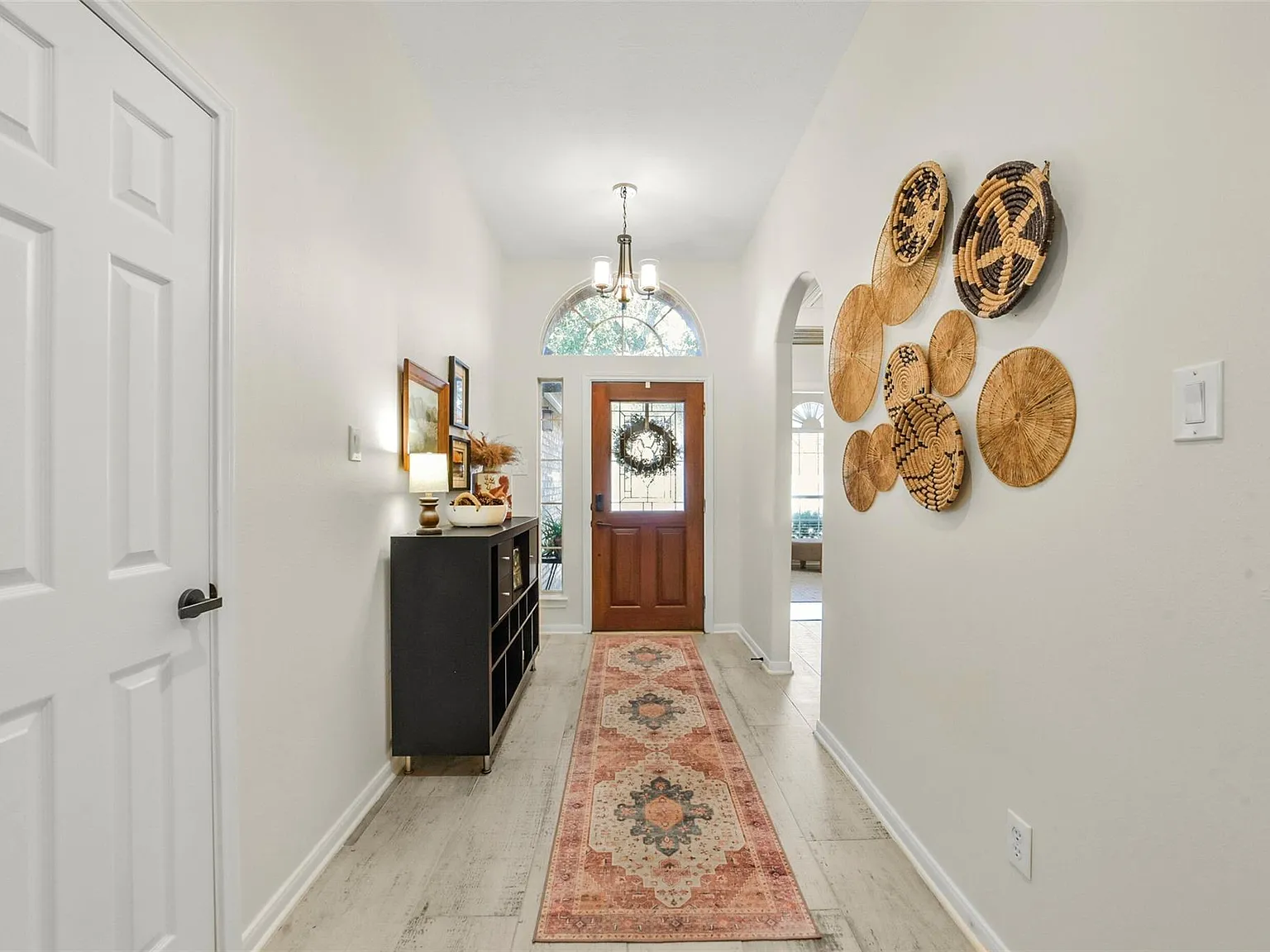 3 bed, 2.0 bath, 2189 sqft, $3,375 — Photo 4
