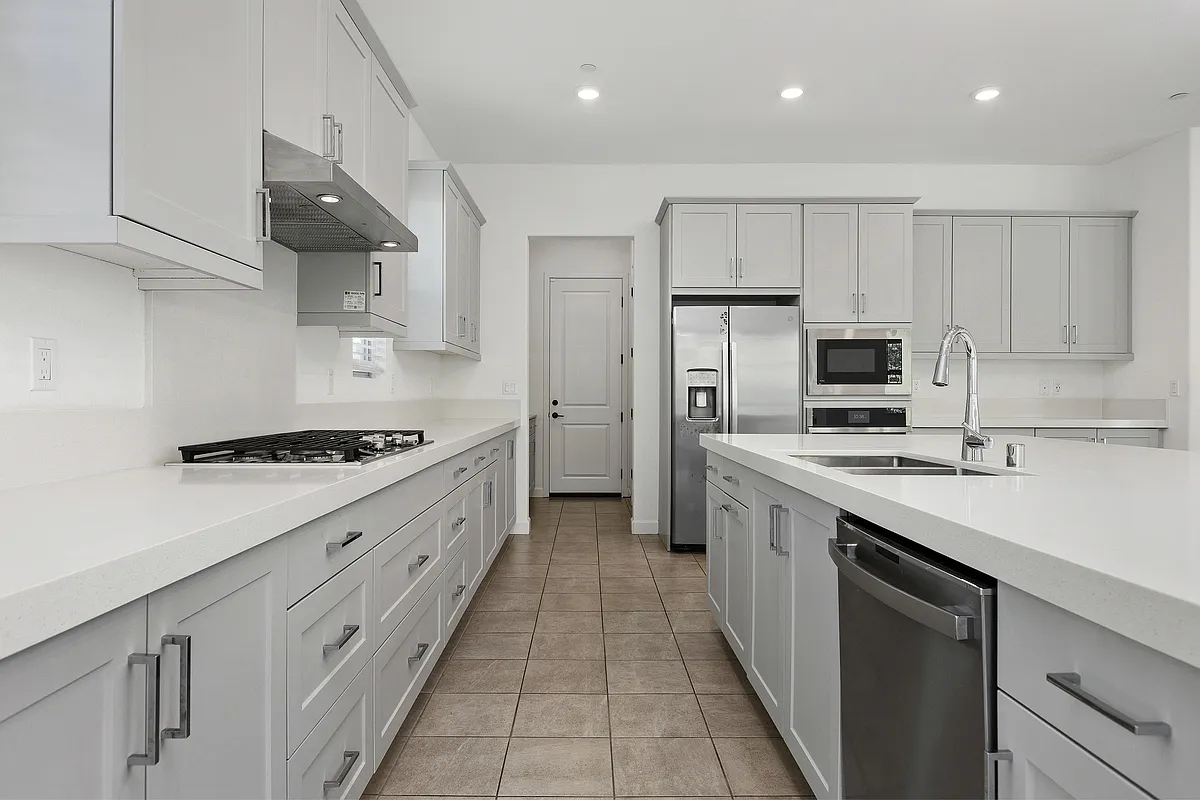 5 bed, 4.5 bath, 3453 sqft, $6,800 — Photo 1