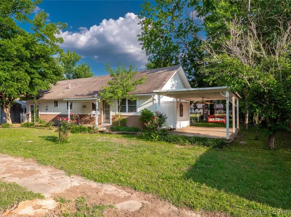210 W Blair Ave, Wilburton, OK 74578