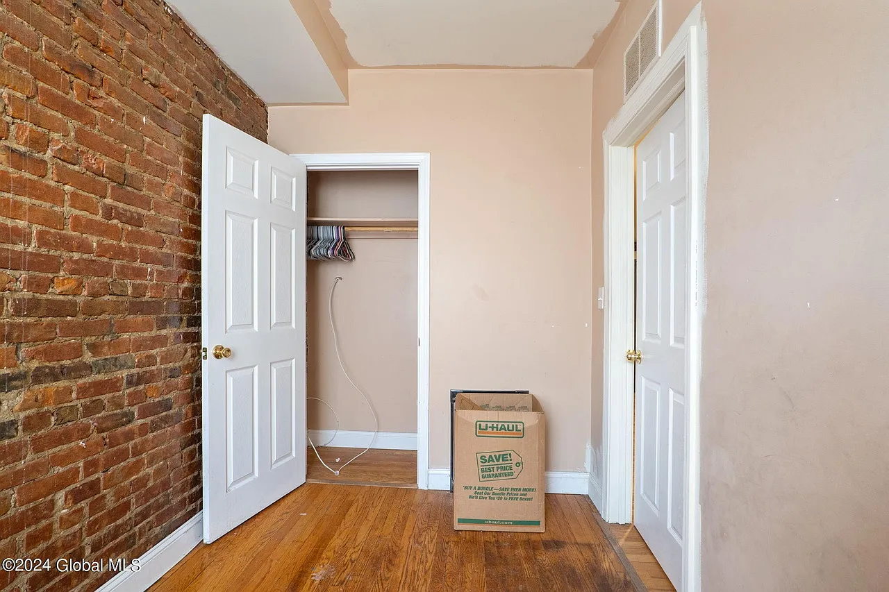 3 bed, 1000 sqft, $1,850 — Photo 1