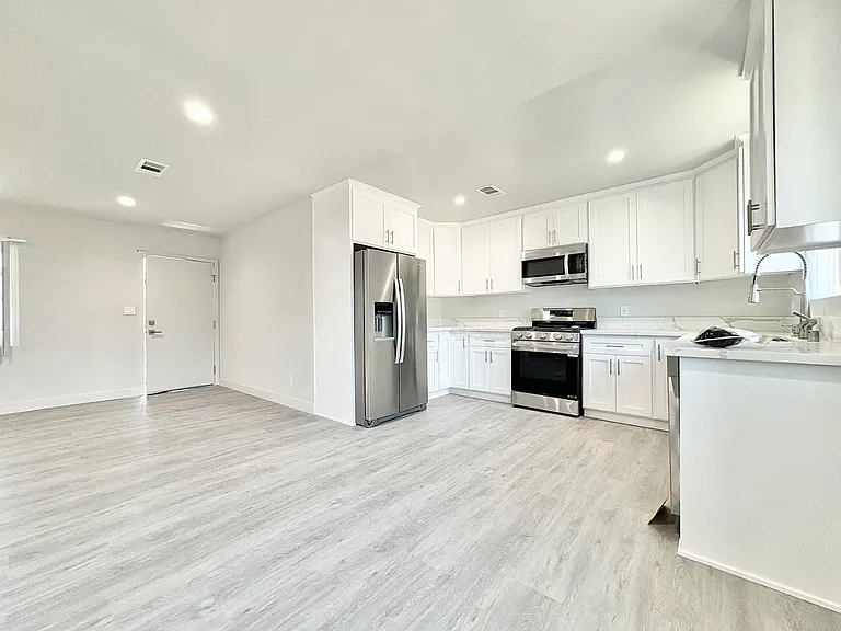 8635 Cashio St #5B — Photo 4