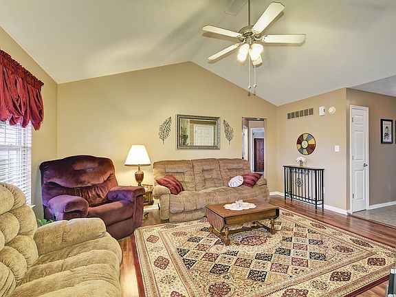 4th image of 1302 Majestic Woods Dr