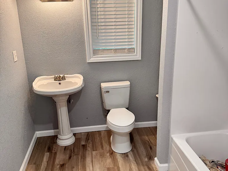 526 N Main St — Photo 9