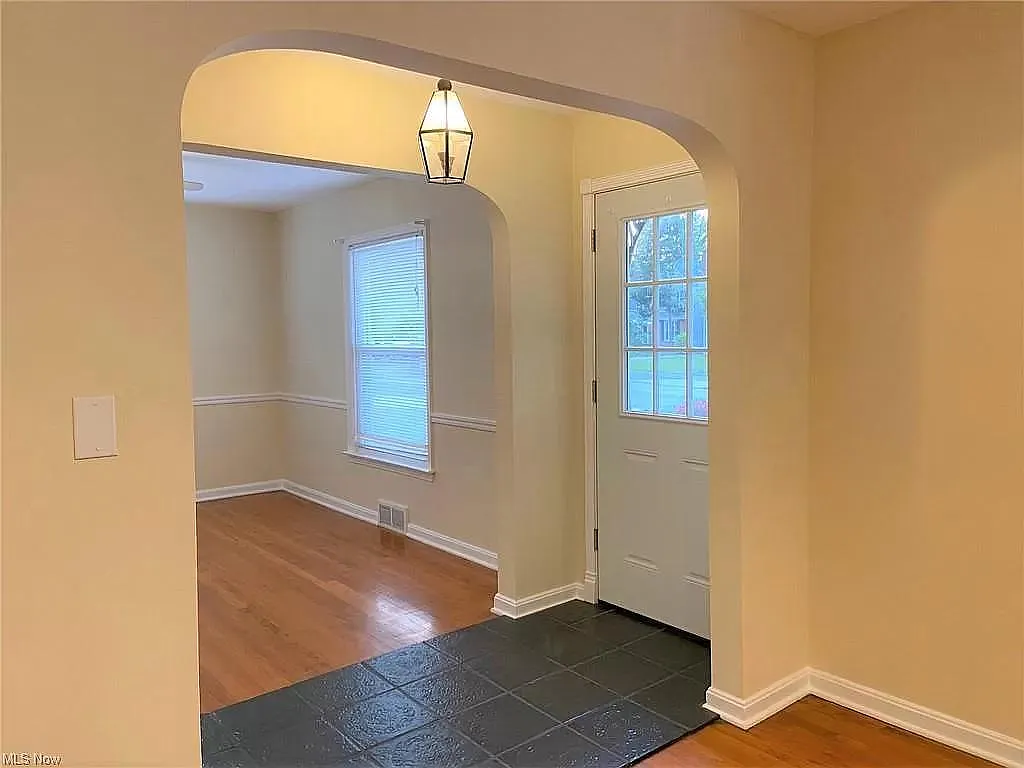 5 bed, 2.5 bath, 2580 sqft, $2,550 — Photo 2