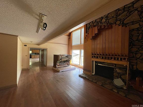 4th image of 2800 Meadow Rdg