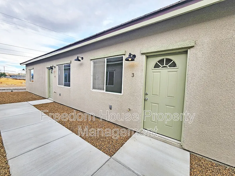 3 bed, 2.0 bath, 1007 sqft, $1,200 — Photo 1