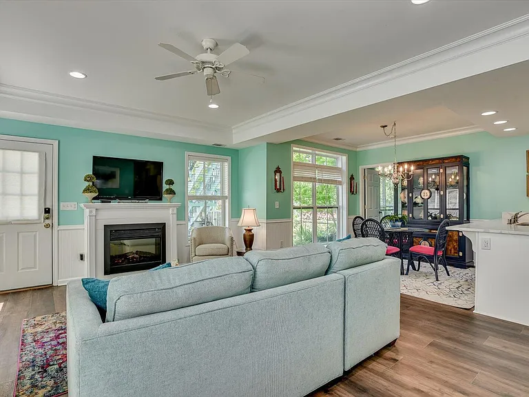 212 Jackson Ave — Photo 2