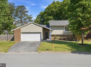 7 Abbey Cir, Sterling, VA 20164