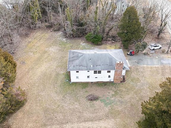 3rd image of 653 Buckshutem Rd