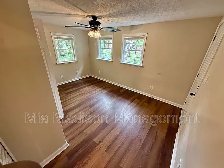 2233 E Derenne Ave — Photo 12
