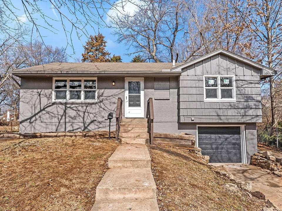 1306 E 81st Ter