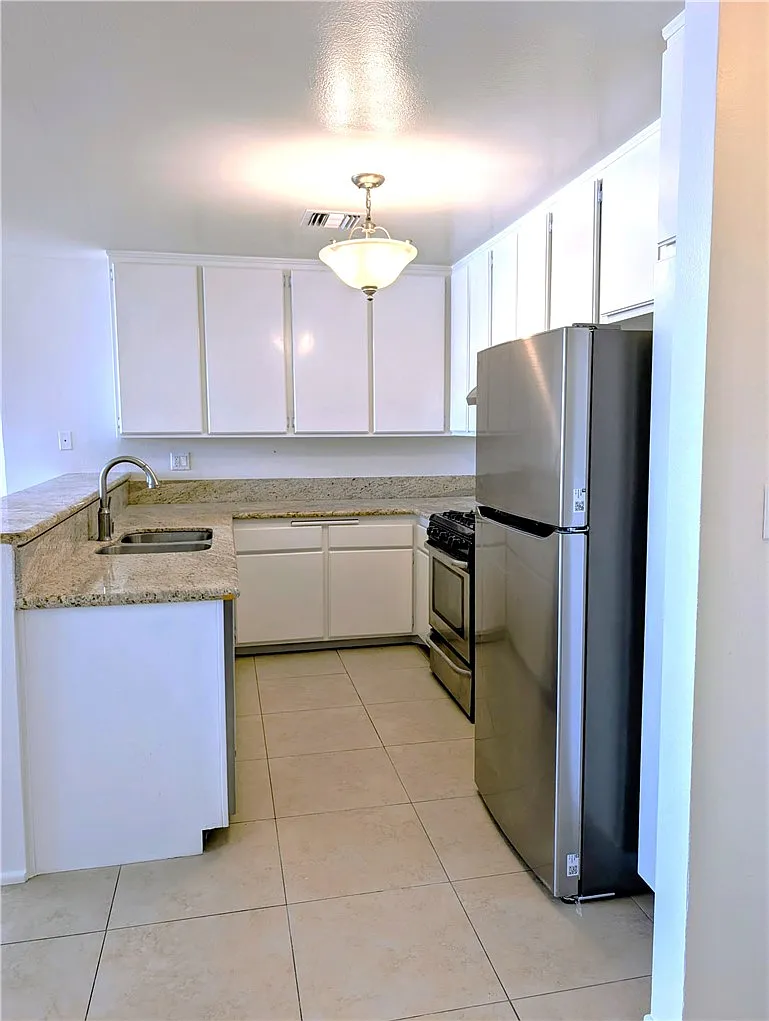 2 bed, 1.5 bath, 1100 sqft, $2,495 — Photo 2