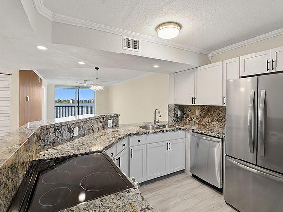 4th image of 115 Lake Emerald Dr APT 304