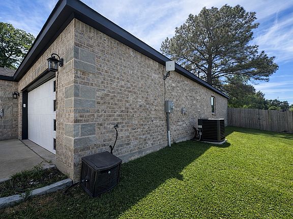 3rd image of 211 Kelly Ln