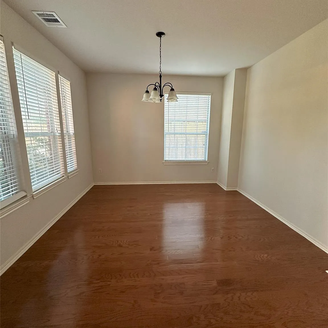 4 bed, 2.5 bath, 2405 sqft, $2,250 — Photo 2