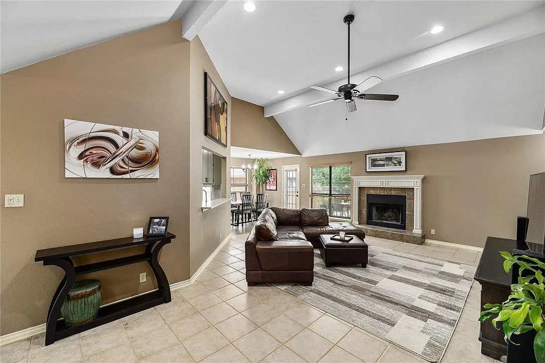4 bed, 2.0 bath, 1829 sqft, $3,300 — Photo 4