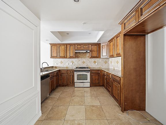 3rd image of 4733 Elmwood Ave APT 304