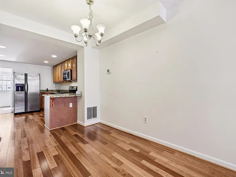 49 E Heath St — Photo 13