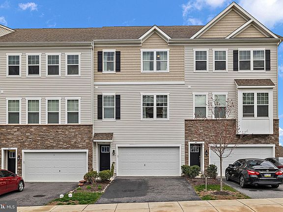 3rd image of 339 Dawson Pl