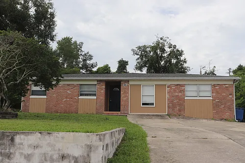 228 E Holly Dr Photo 1