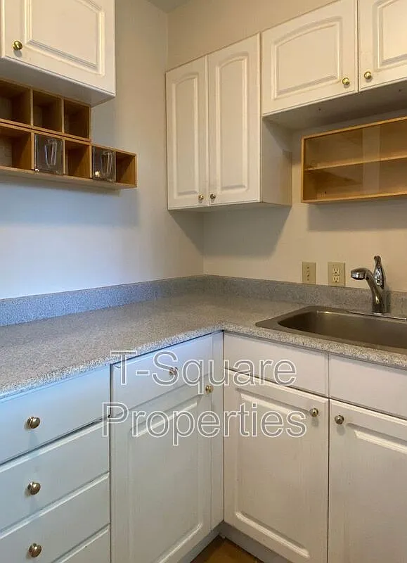 2 bed, 1.0 bath, 885 sqft, $2,400 — Photo 4