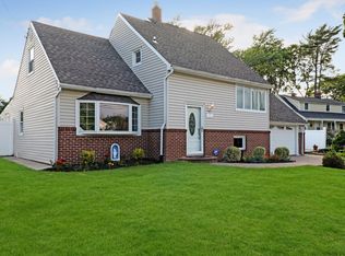 11 Pine Tree Rd, Huntington Station, NY 11746