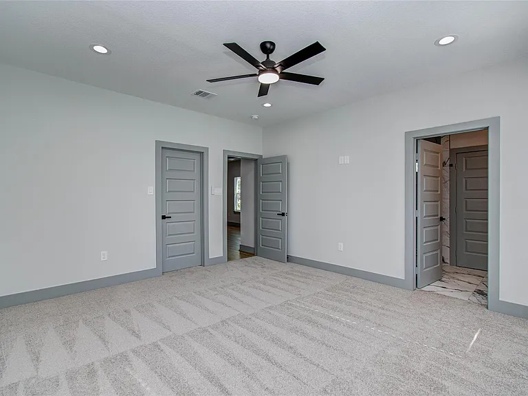 835 S Victory Dr — Photo 28