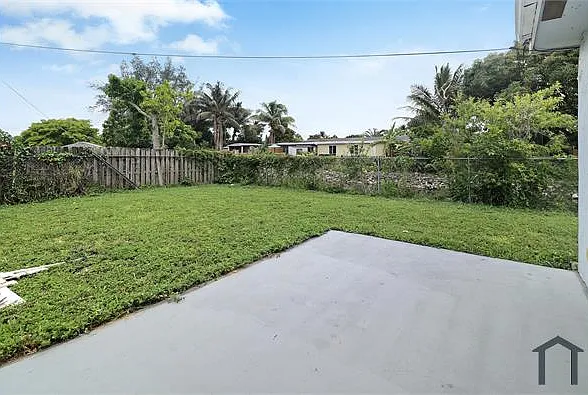 1752 SW 70th Way — Photo 17