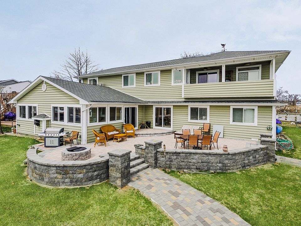 1st image of 20 Iroquois Pl