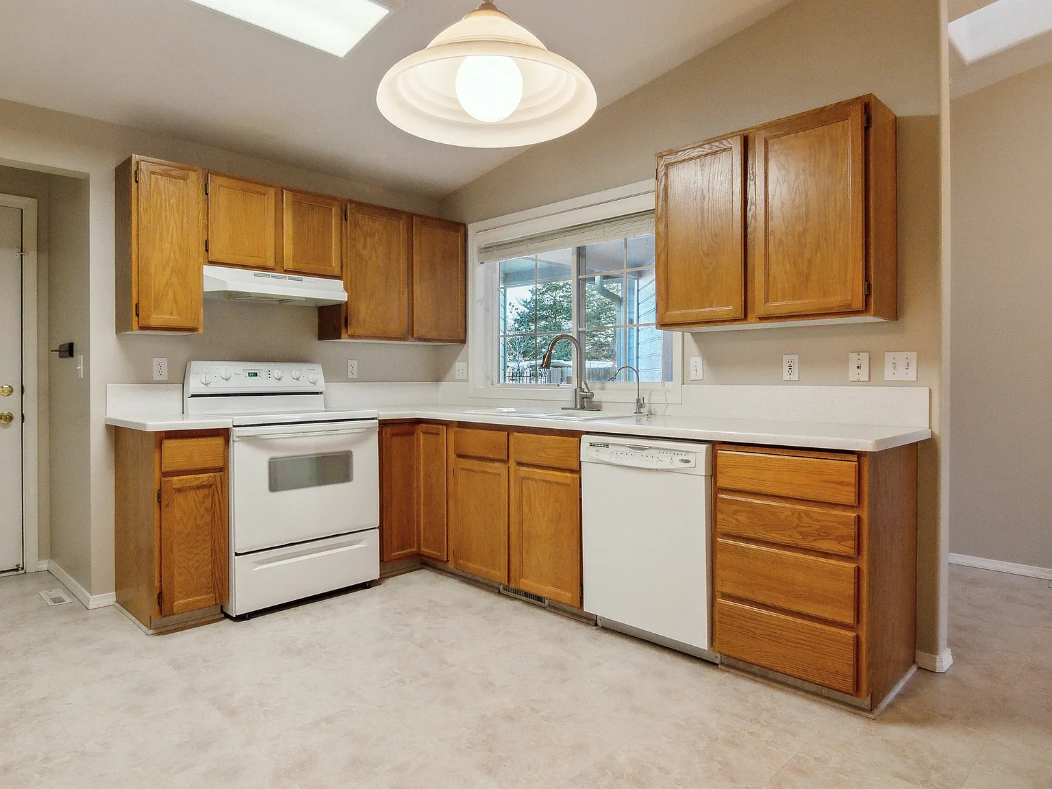 2 bed, 1152 sqft, $2,100 — Photo 2