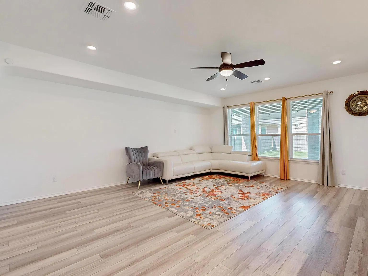 4 bed, 2.5 bath, 3278 sqft, $2,700 — Photo 4