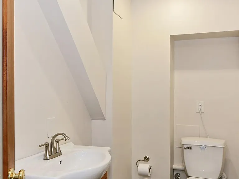 24 Burrell St — Photo 10