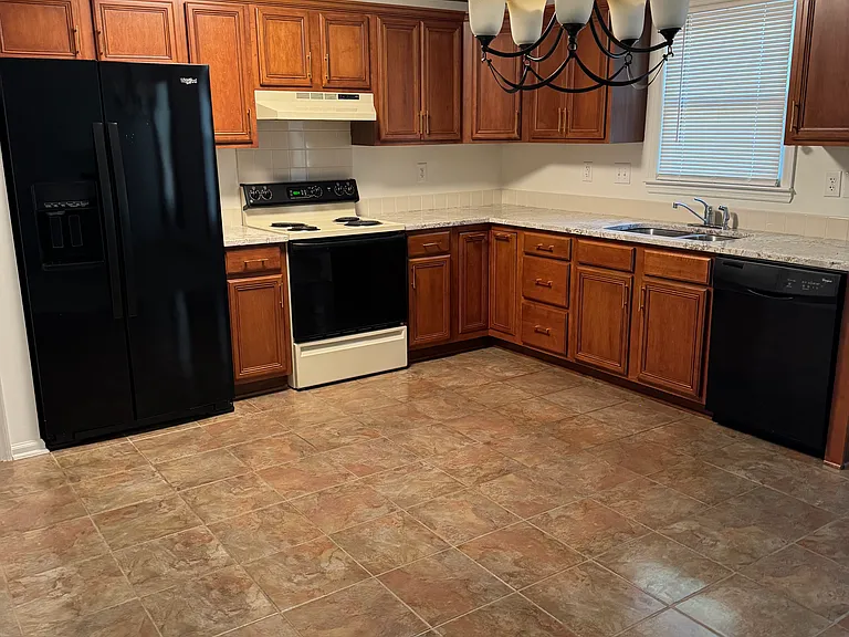 1105 Canyon Ct — Photo 5