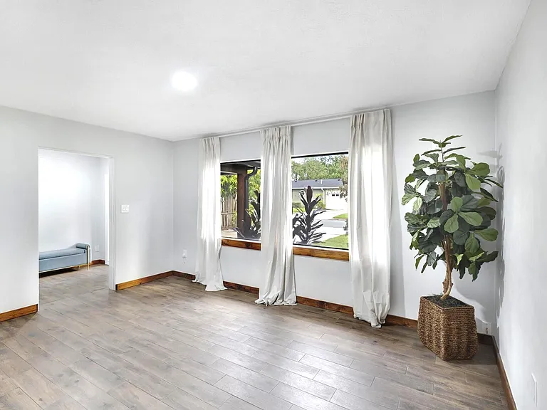502 S Highland Ave — Photo 2