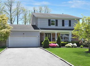 8 Capi Ln, Port Washington, NY 11050