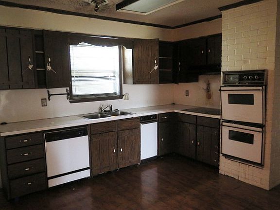 3rd image of 901 Pierce Ln