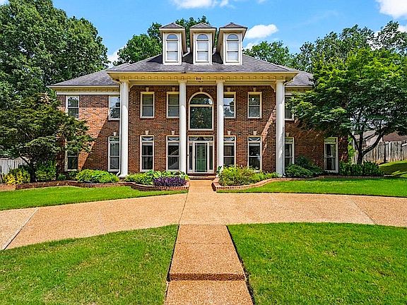 2nd image of 846 Lancelot Cir