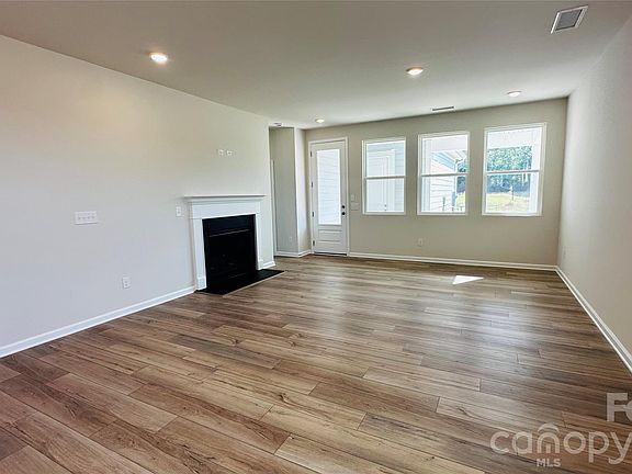 3rd image of 449 Spire St