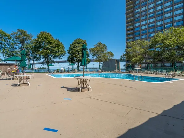 166-25 Powells Cove Boulevard image 4 of 31